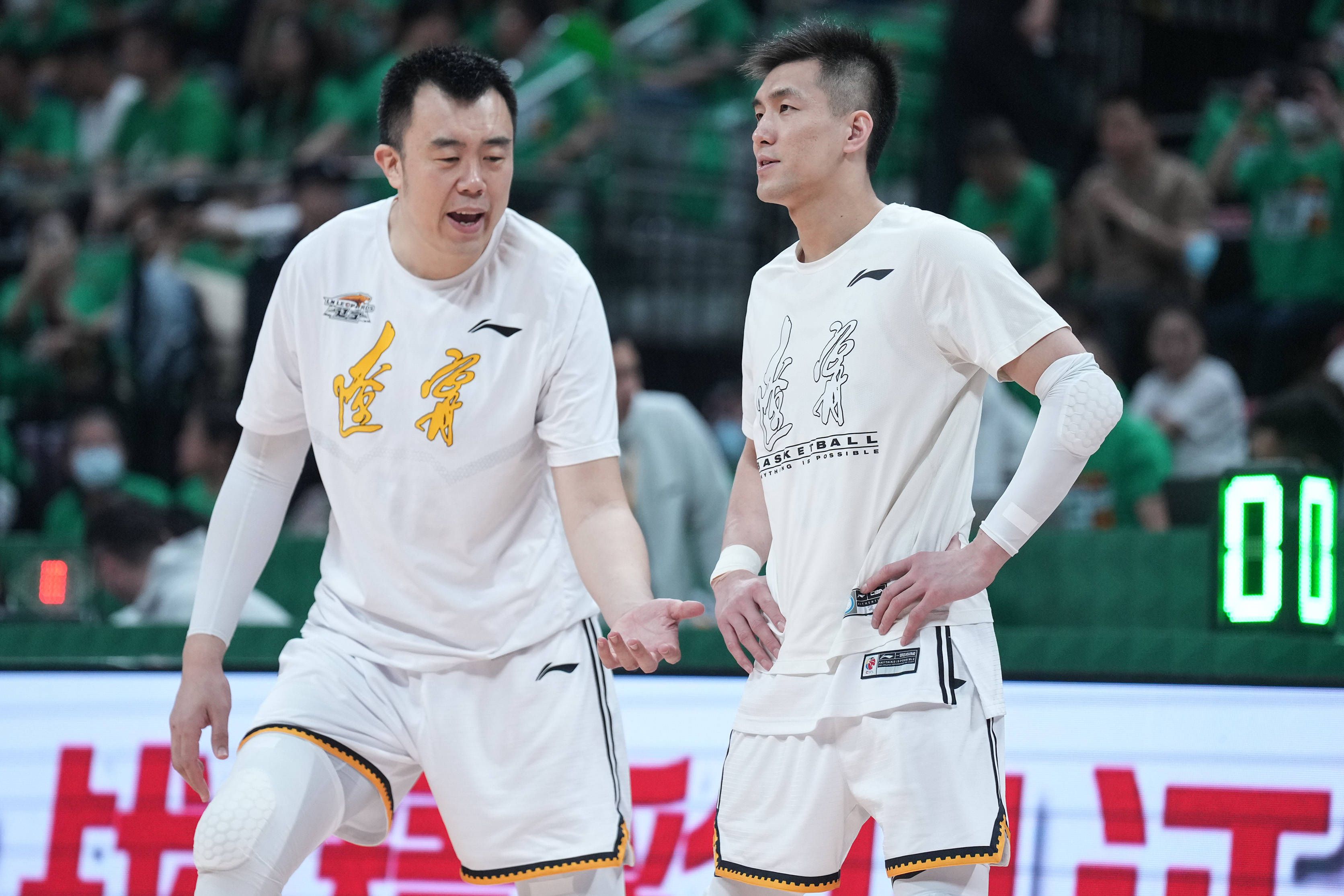 萧常坤见此，心里多多少少有些不太忍心，开口对叶辰说道：叶辰啊，我看你奶奶也真是可怜，不到万不得已，她肯定不会来这种地方打工......叶辰问他：爸，你是有什么打算吗？叶辰不知道萧常坤此时的心情究竟是怎样的，只是见他多少有些于心不忍，便以为他可能是想对老太太施以援手。